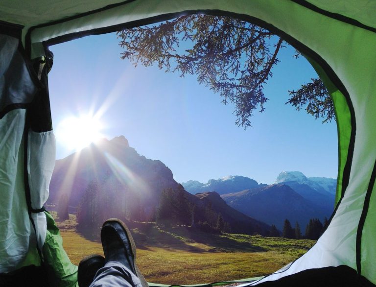 vue depuis l'interieur d'une tente en camping