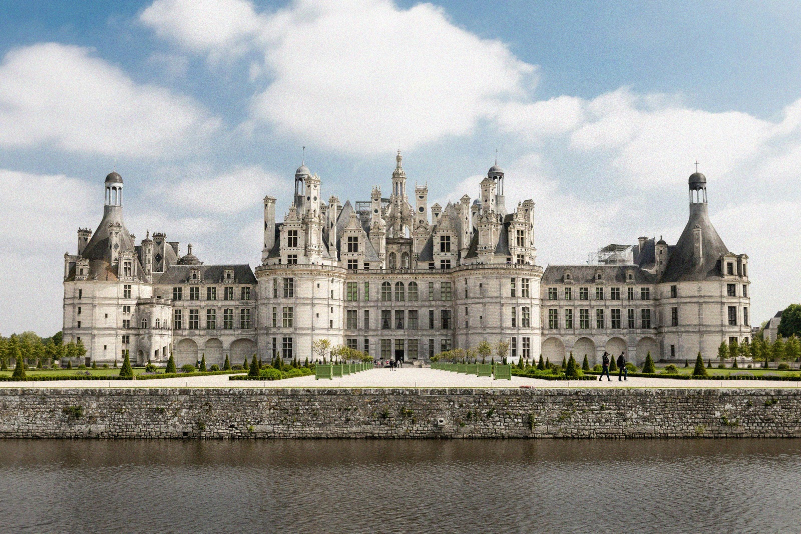 Vue rapprochée de l'architecture Renaissance du Château de Chambord et ses cheminées